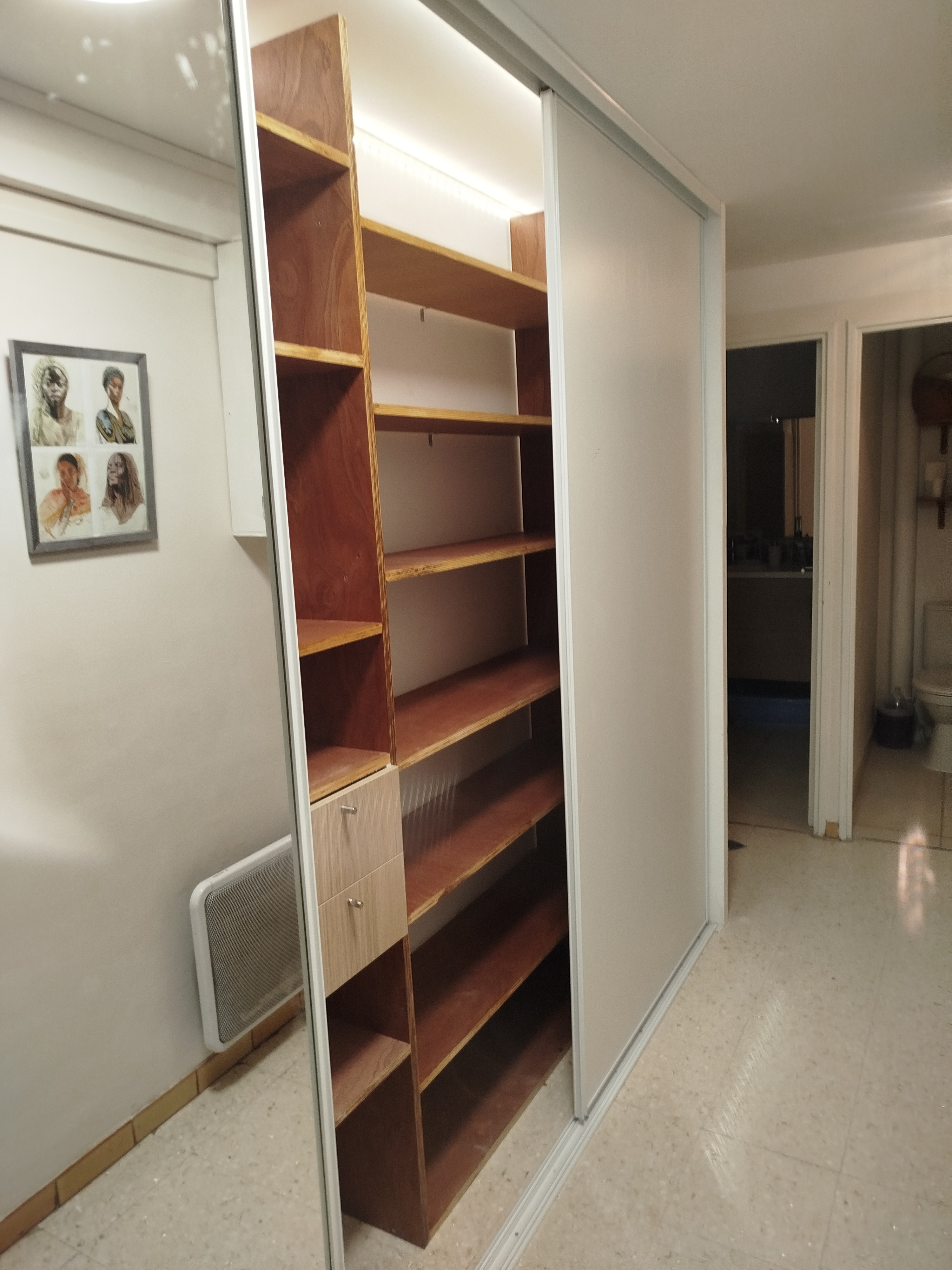 Montage d'une bibliothèque avec placard